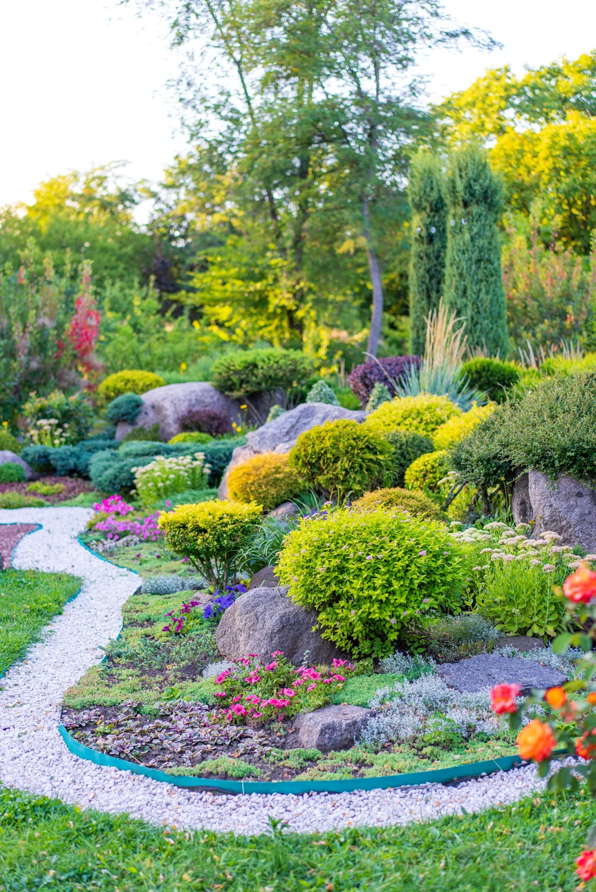 Jardin en terrasses avec escalier en pierre naturelle et muret de soutènement