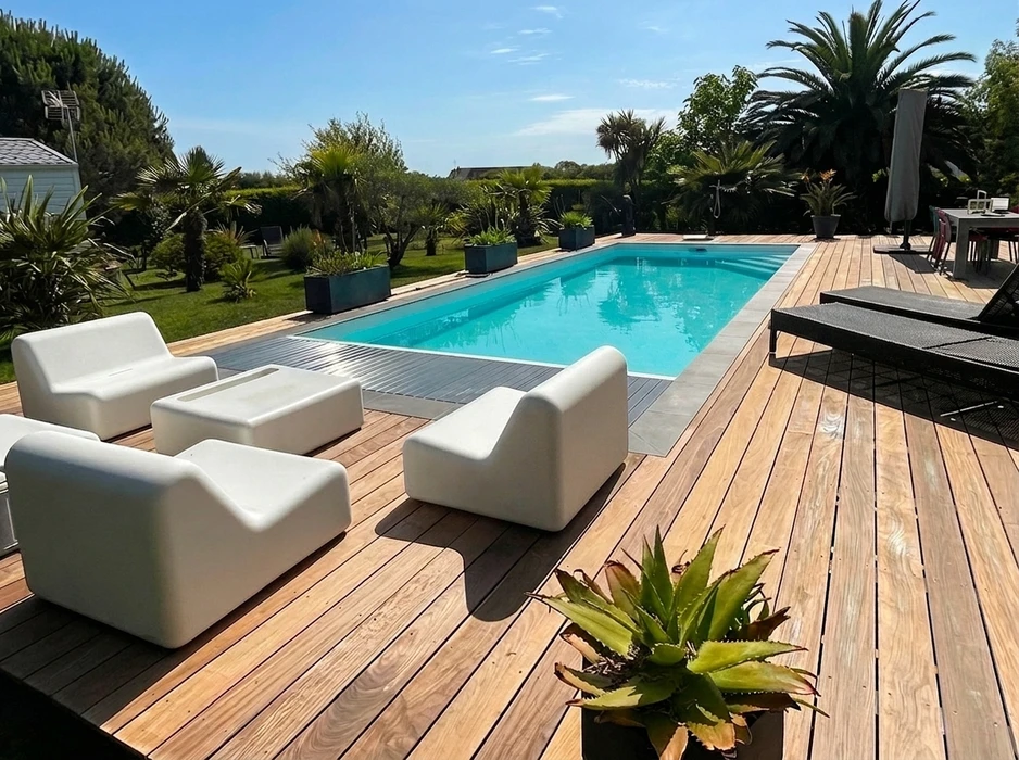 Terrasse extérieure en dalles de pierre naturelle type ardoise ou schiste bleu-gris, posées en appareillage décalé