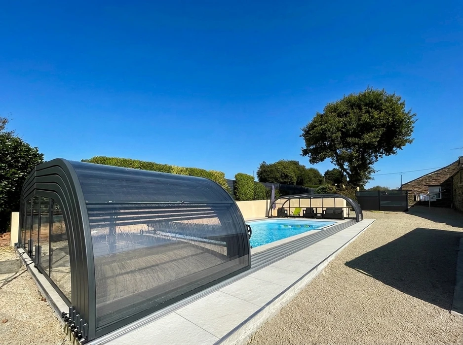 Terrasse extérieure en dalles de pierre naturelle type ardoise ou schiste bleu-gris, posées en appareillage décalé