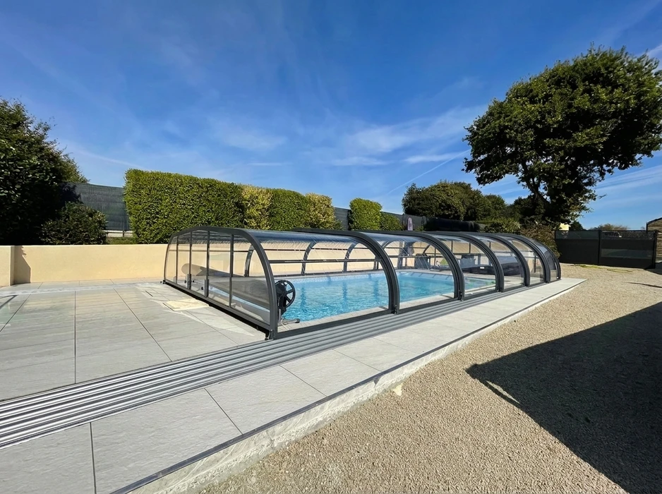 Terrasse extérieure en dalles de pierre naturelle type ardoise ou schiste bleu-gris, posées en appareillage décalé