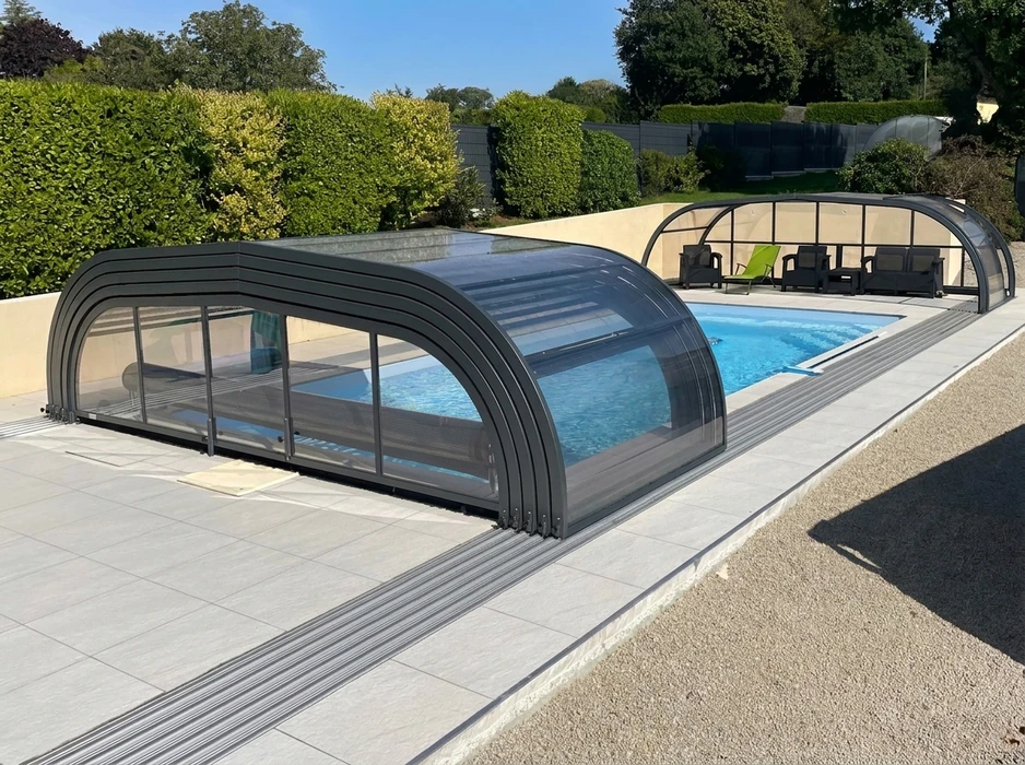 Terrasse extérieure en dalles de pierre naturelle type ardoise ou schiste bleu-gris, posées en appareillage décalé