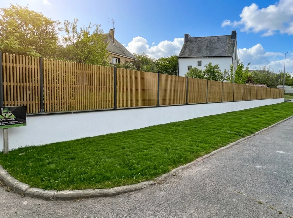 Façade de maison moderne, crépi blanc, menuiseries anthracite