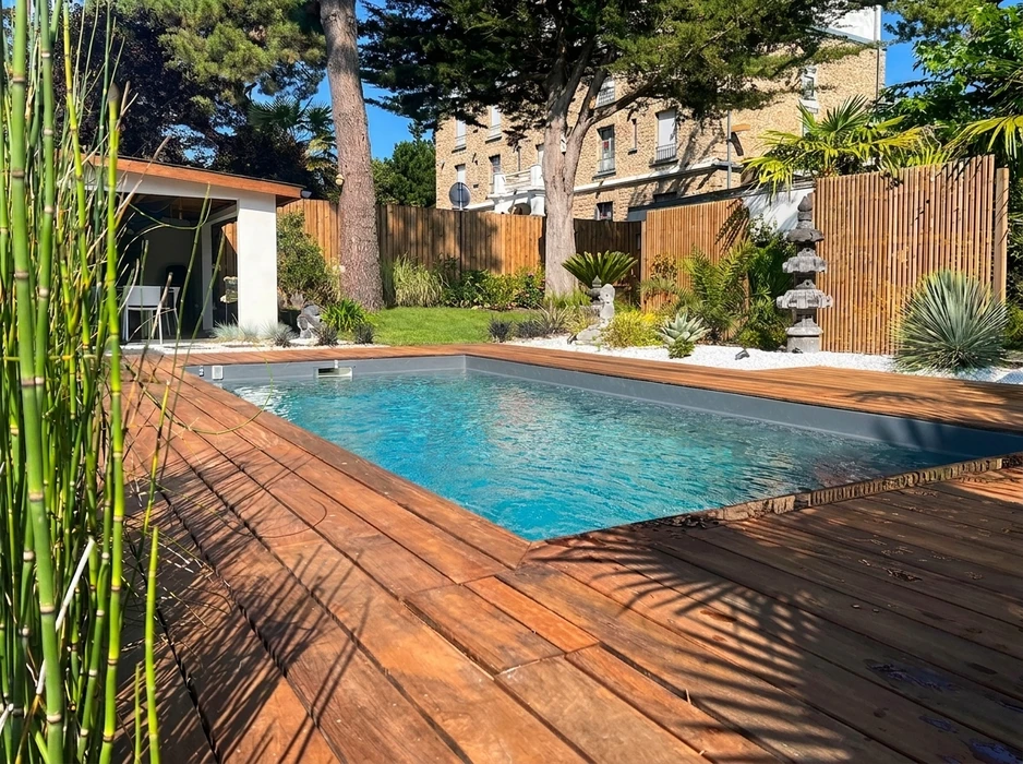 Terrasse extérieure en dalles de pierre naturelle type ardoise ou schiste bleu-gris, posées en appareillage décalé