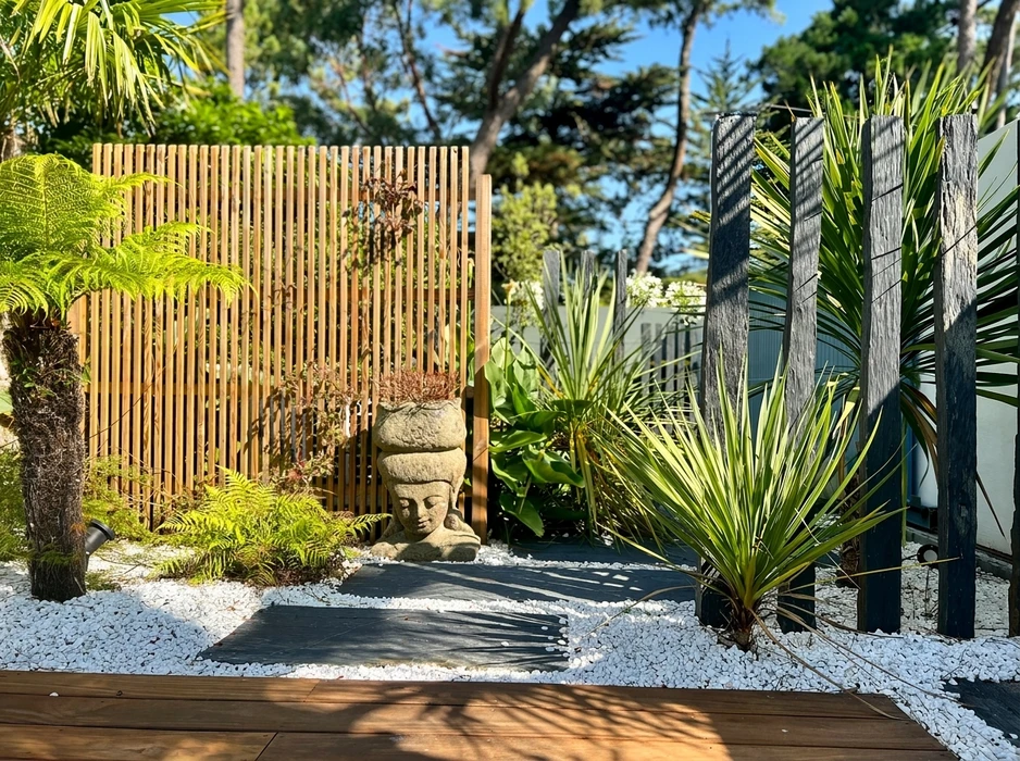 Terrasse extérieure en dalles de pierre naturelle type ardoise ou schiste bleu-gris, posées en appareillage décalé