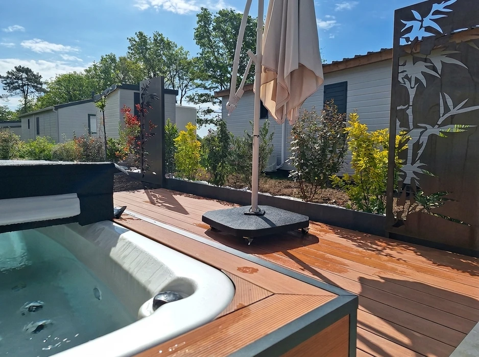 Terrasse extérieure en dalles de pierre naturelle type ardoise ou schiste bleu-gris, posées en appareillage décalé